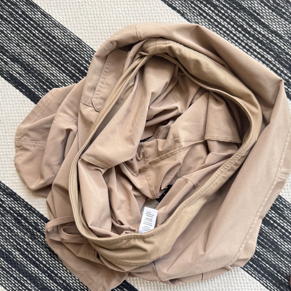 Athleta Skort‎ Women's Lightweight Tan Skort Size 6 - Picture 4 of 9